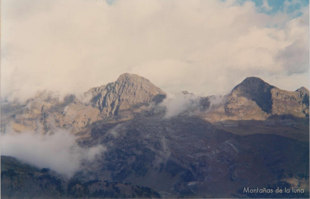A la derecha el Pico de La Mina y a la izquierda el Salvaguardia